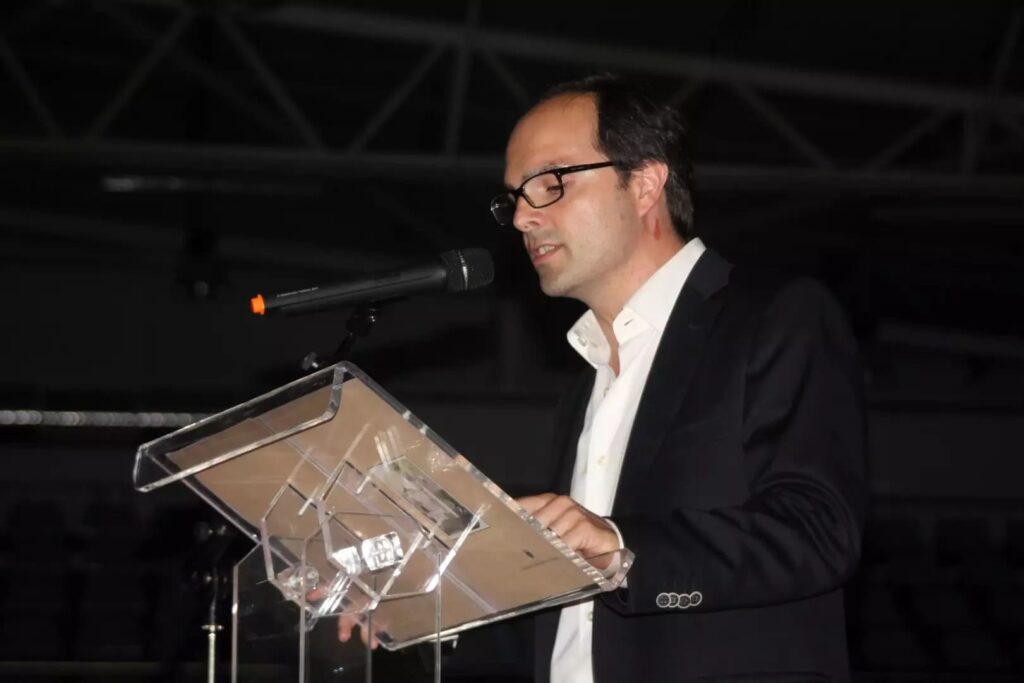 Homem intervém ao microfone durante a Gala do Desporto