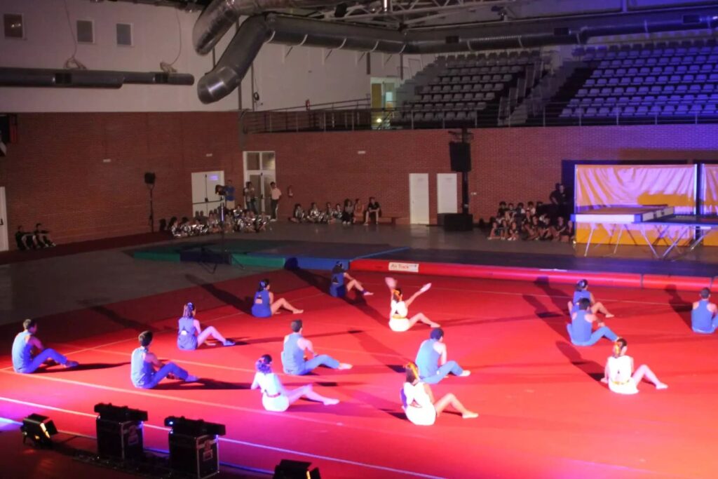 Ginastas realizam uma coreografia no pavilhão