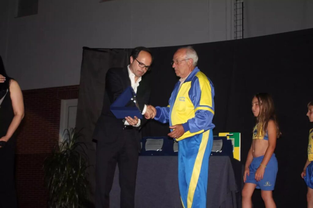 Entrega de distinção a um participante da Gala do Desporto