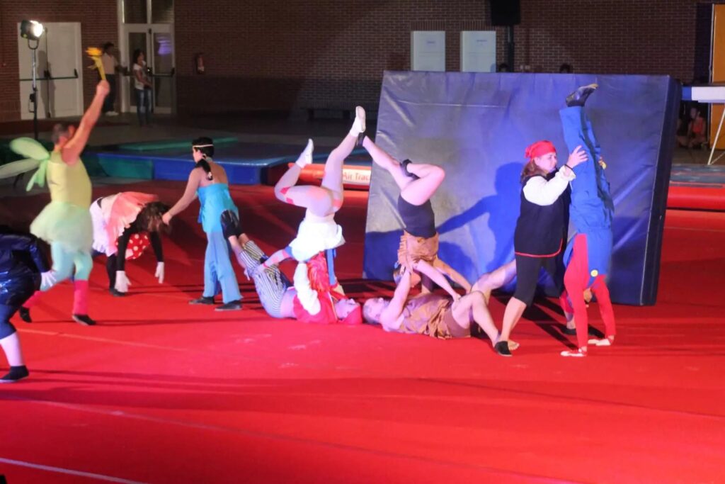 Grupo executa uma formação acrobática no tapete vermelho