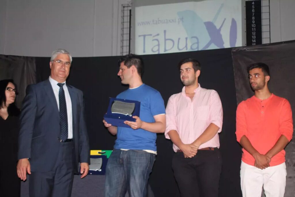 Entrega de placa de reconhecimento a um participante