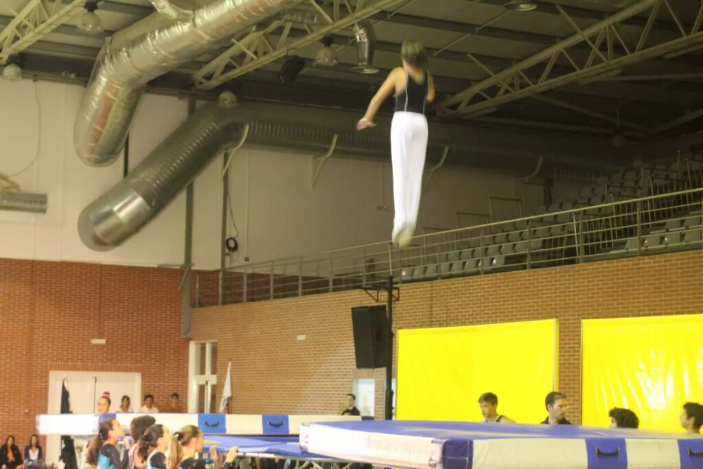 Ginasta suspensa durante uma demonstração no pavilhão