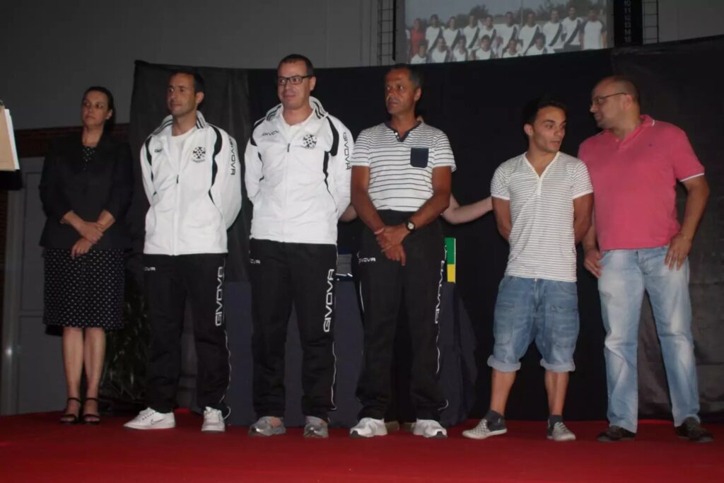 Grupo de participantes homenageado no palco