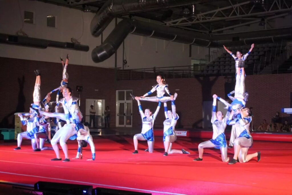 Grupo de ginastas forma uma pirâmide acrobática