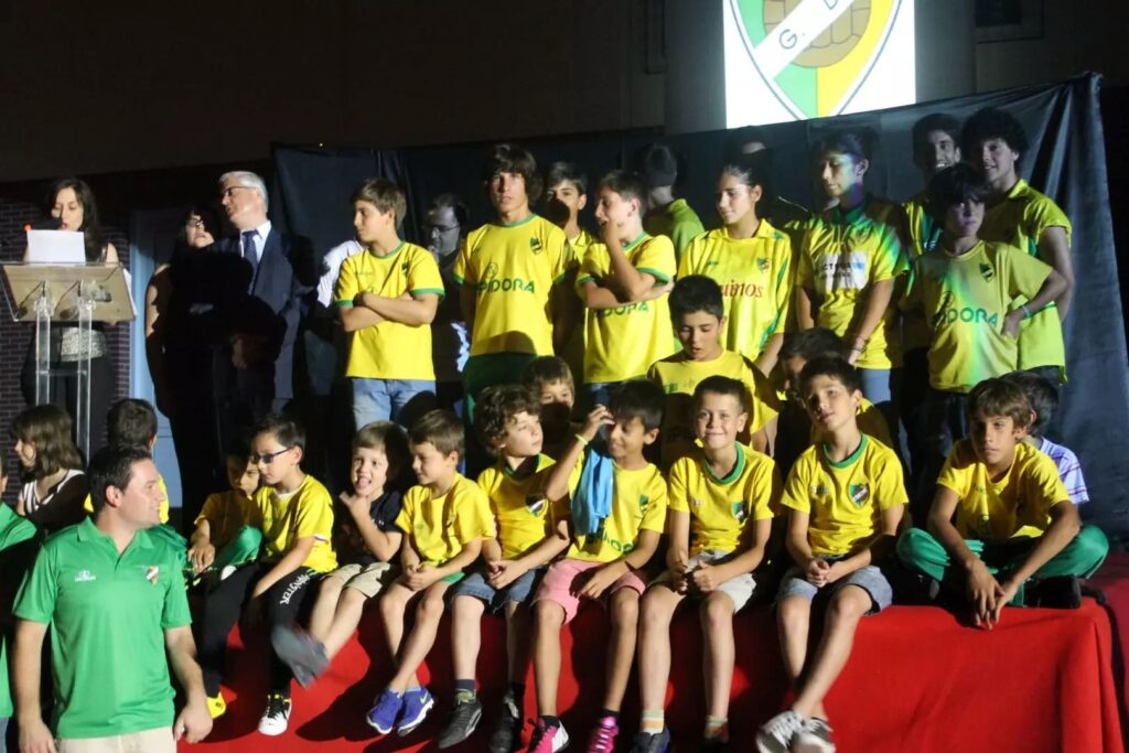 Equipa juvenil com camisolas amarelas reunida no palco
