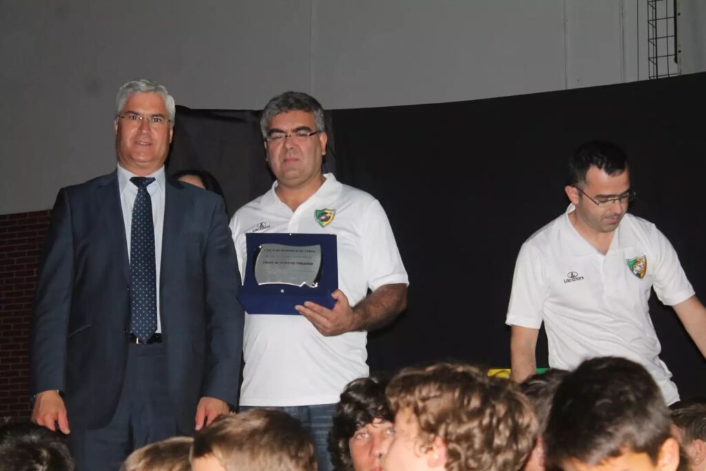 Entrega de placa de reconhecimento a um representante de equipa