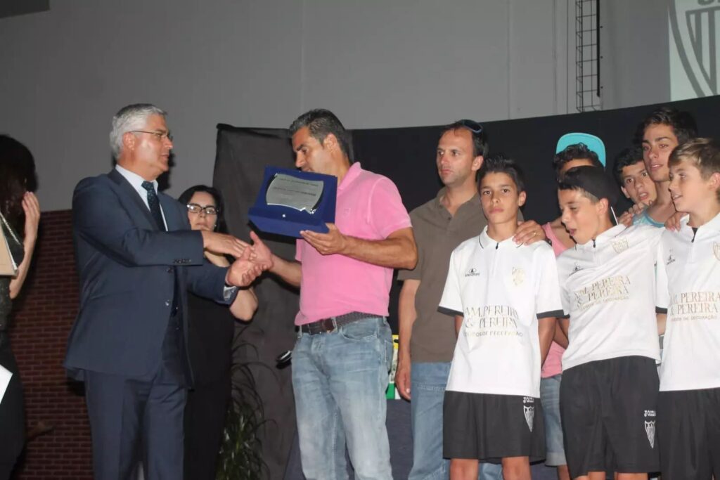 Participante recebe uma distinção e responde a uma entrevista