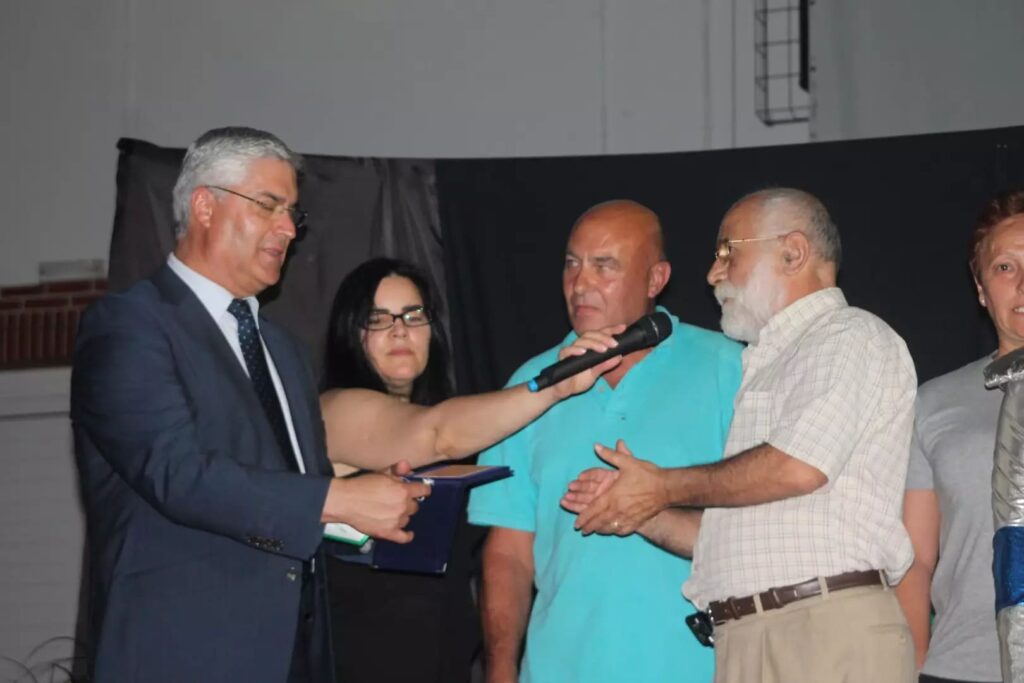 Entrega de distinção a representantes de uma equipa