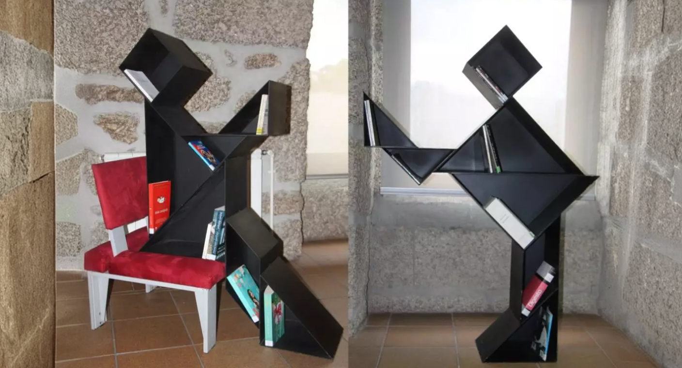 Esculturas geométricas pretas com livros integrados