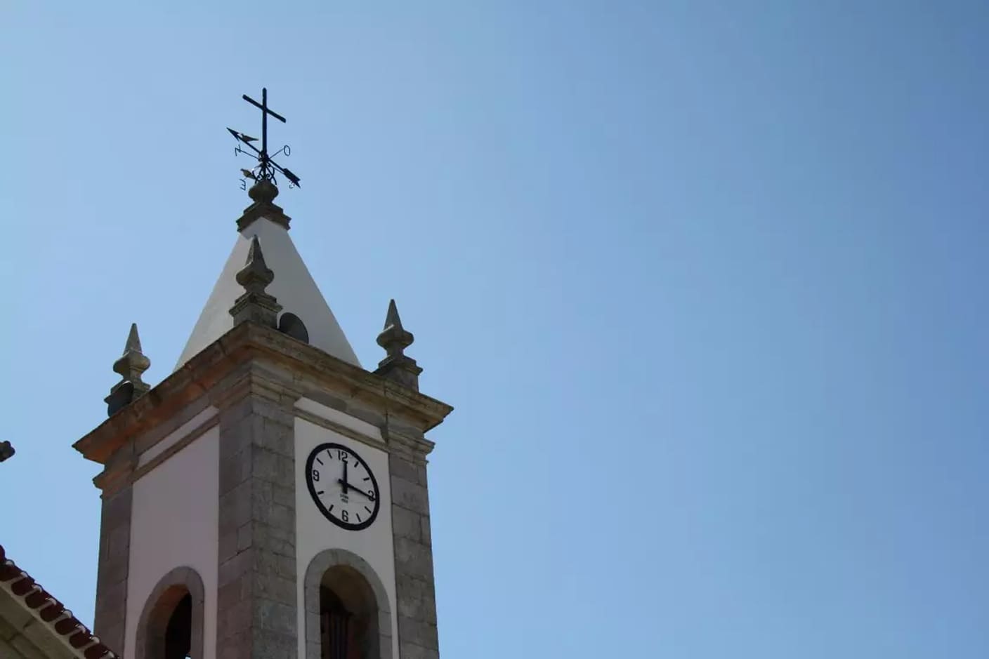 Torre com relógio de uma igreja em Meda de Mouros