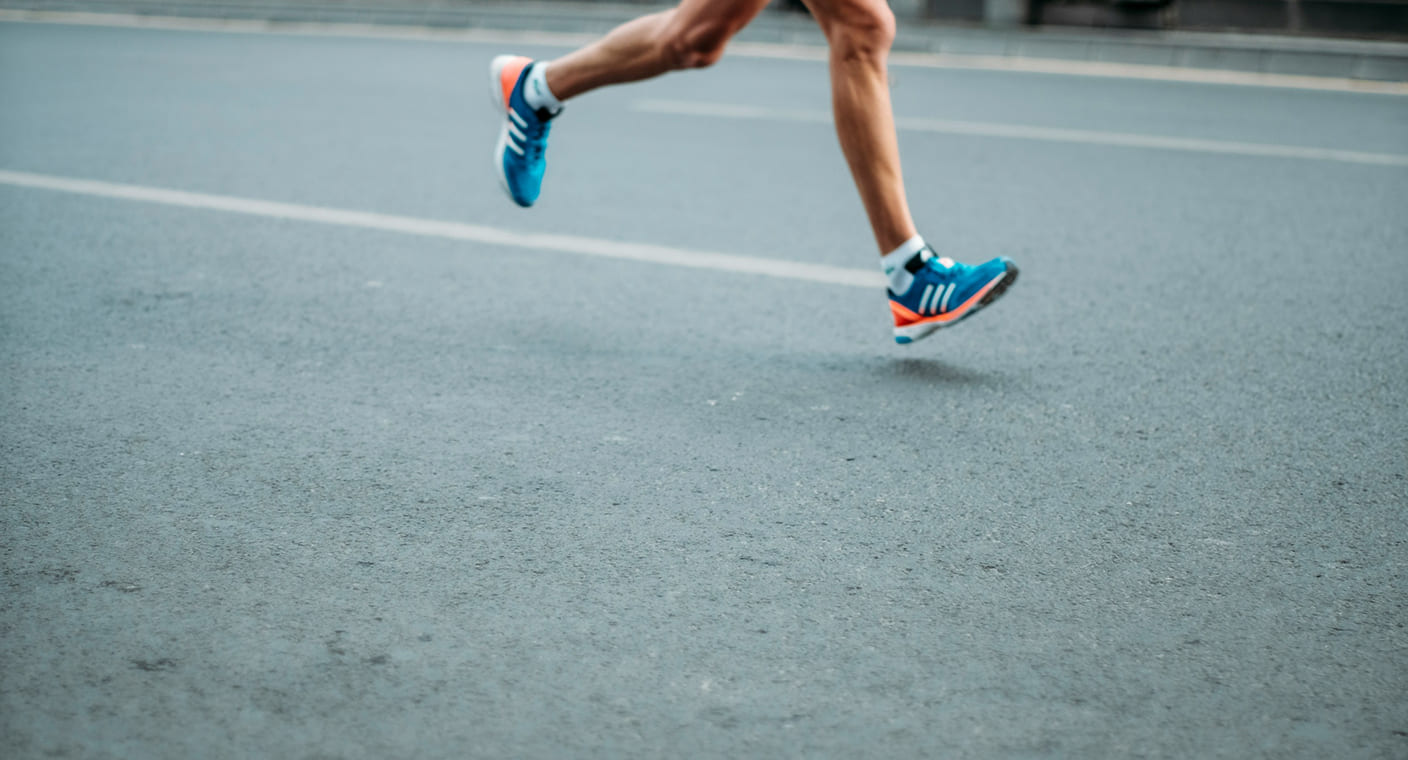 Atleta corre numa estrada