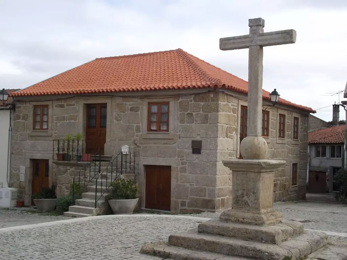 Casa tradicional e cruzeiro em Casal da Senhora, Midões