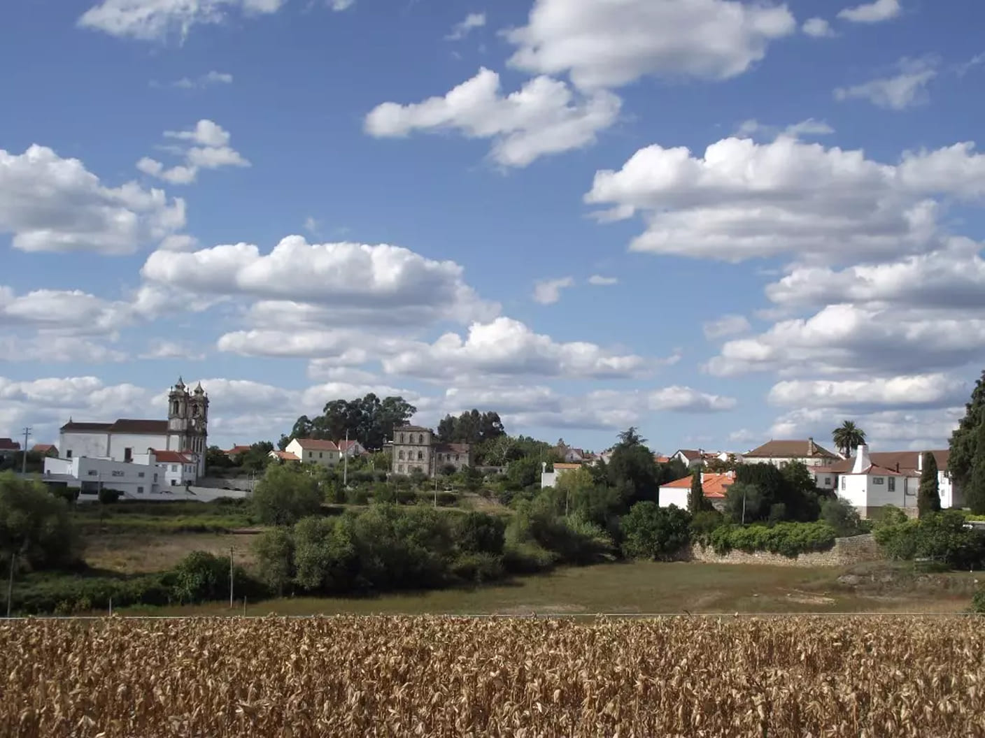 Paisagem rural de Midões sob céu com nuvens