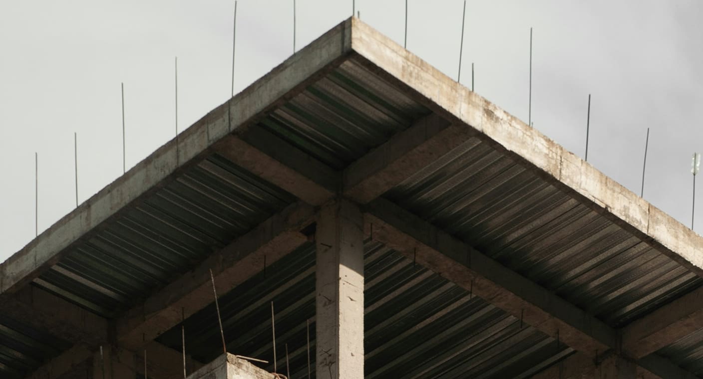 Estrutura de betão de um edifício em construção