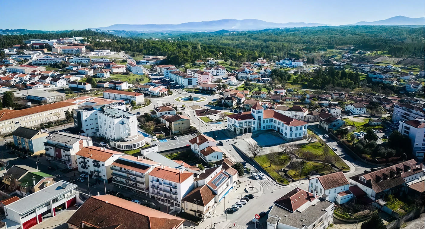 Vista aérea da zona urbana de Tábua