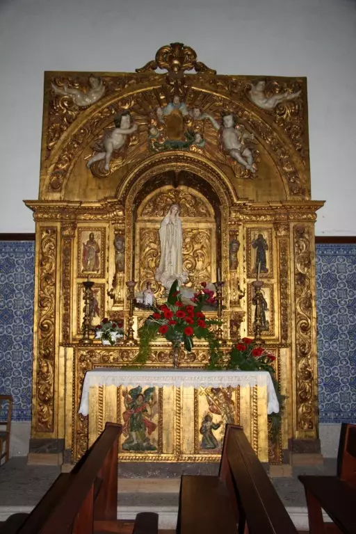 Altar dourado no interior de uma igreja em Tábua