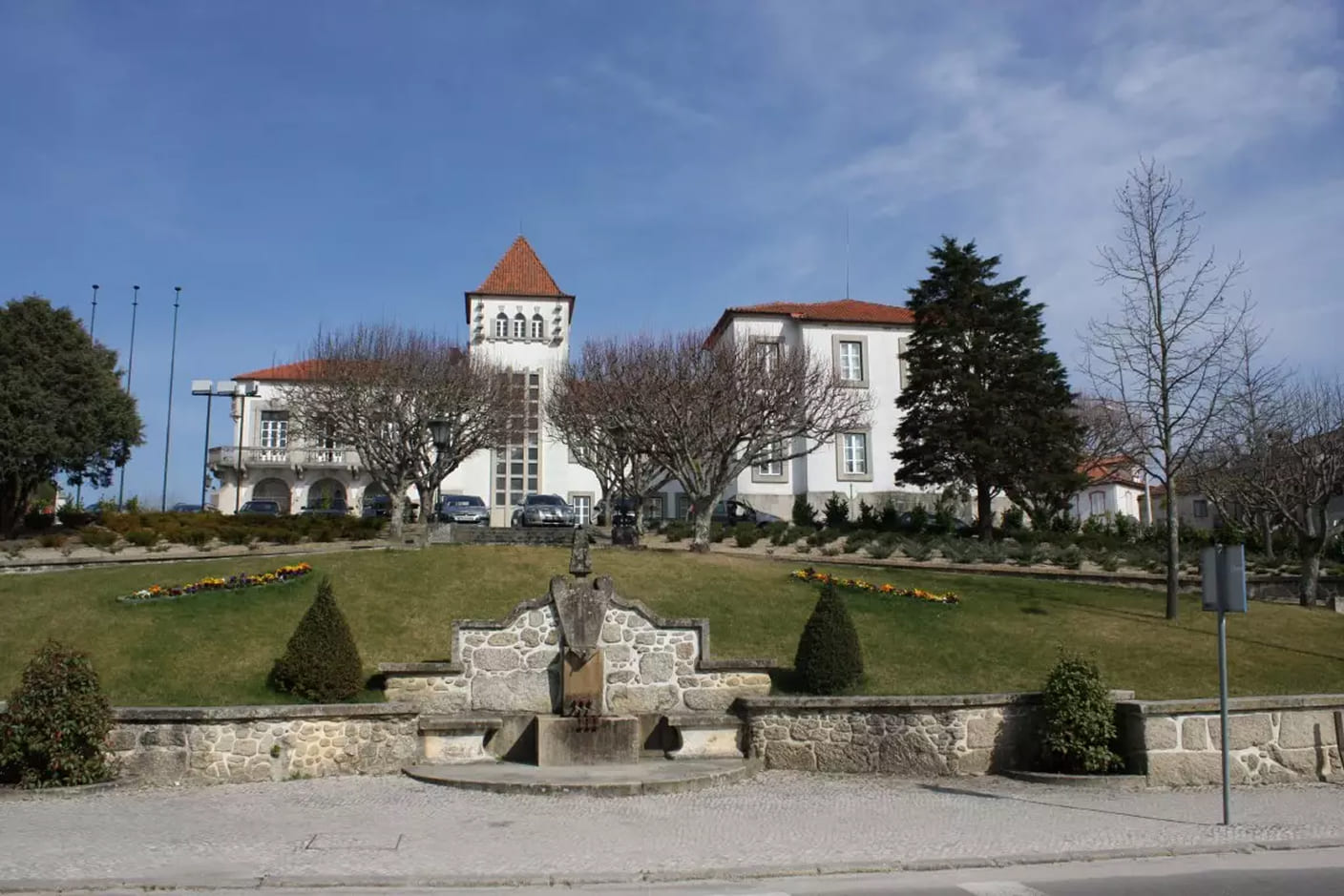 Edifício histórico com jardim e fonte em Tábua
