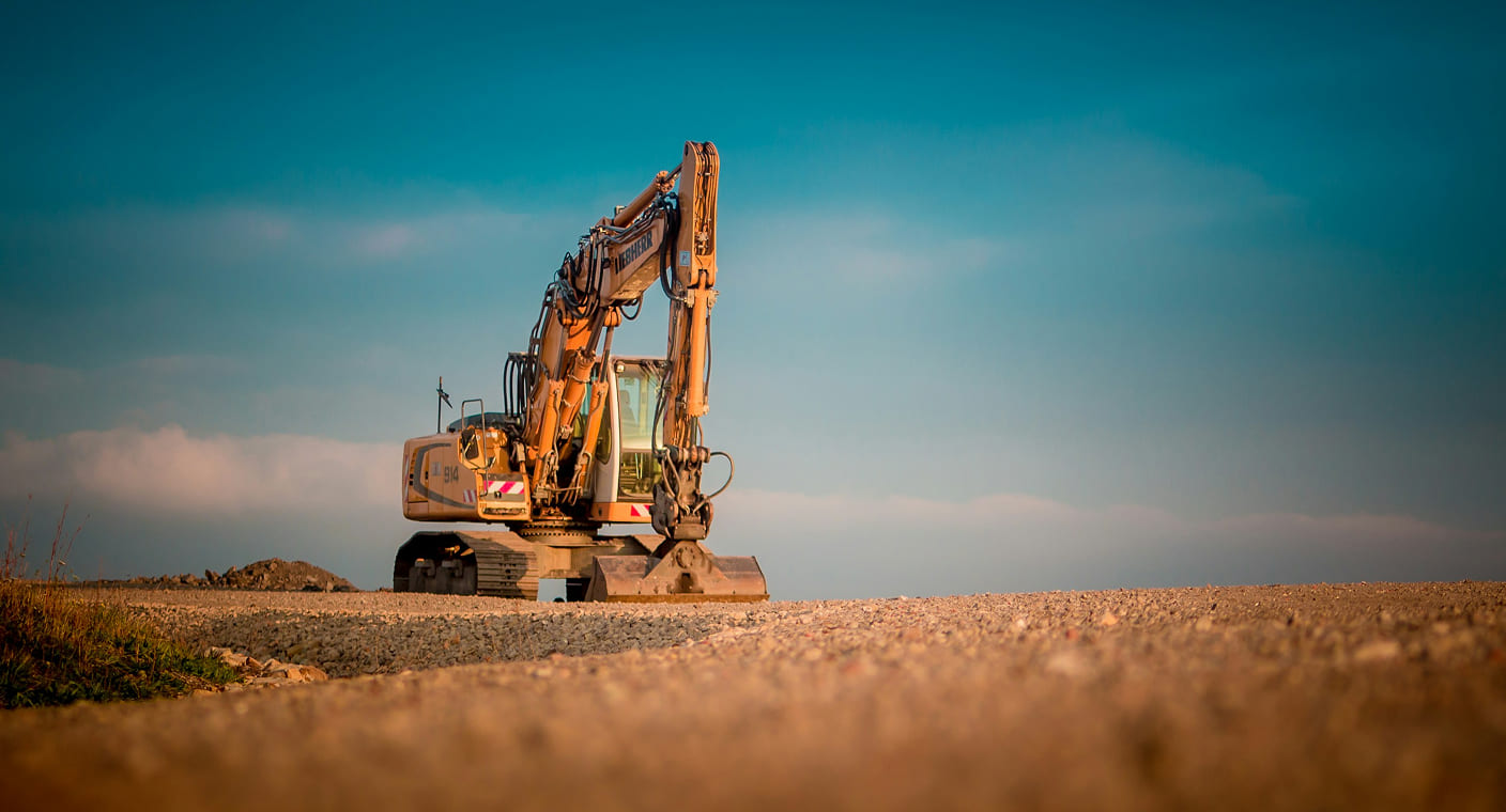 Escavadora trabalha num terreno de obras municipais