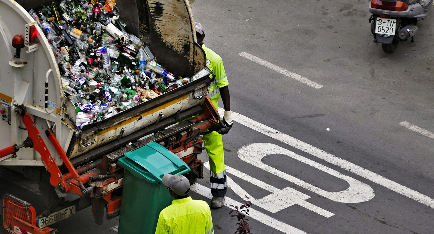 Trabalhadores realizam recolha de resíduos com camião municipal