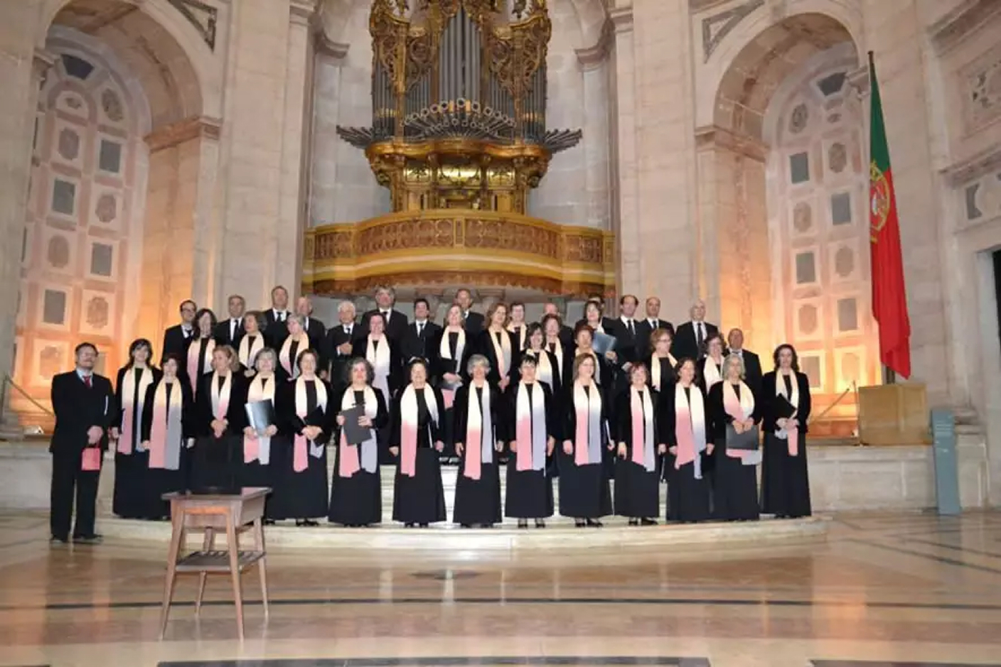 Coro reunido no interior de uma igreja