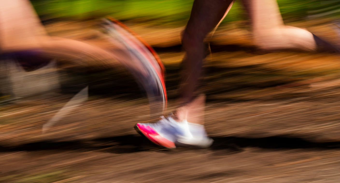 Pernas de atletas em movimento durante uma corrida