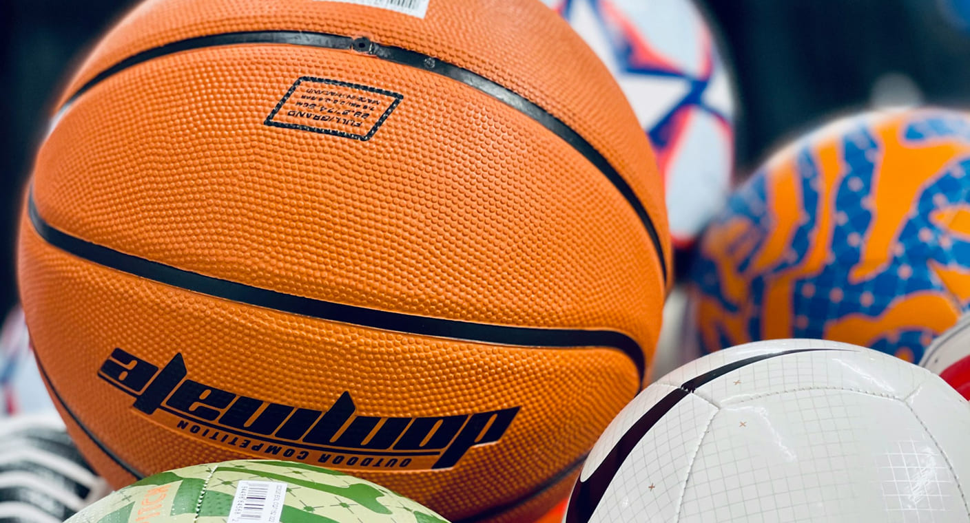 Bolas de basquetebol e voleibol representam a área do desporto