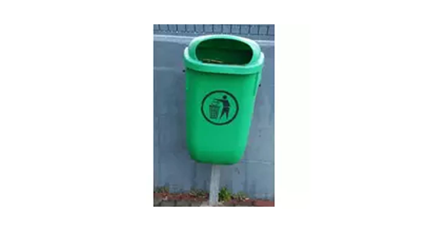 Papeleira verde instalada no espaço público