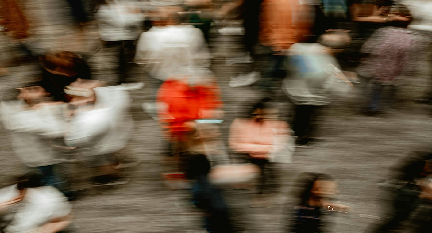 Pessoas em movimento numa feira de São Martinho