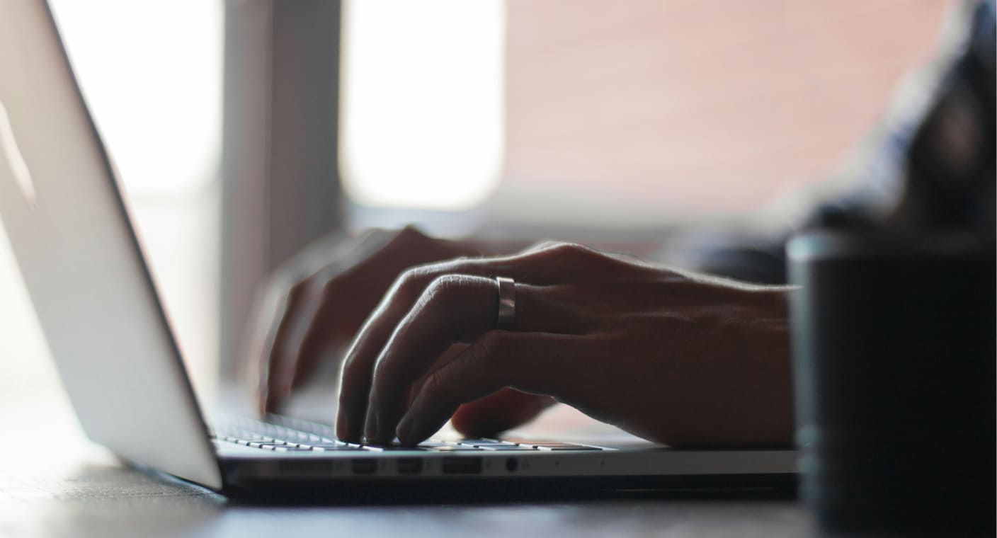 Pessoa consulta legislação ambiental num computador portátil