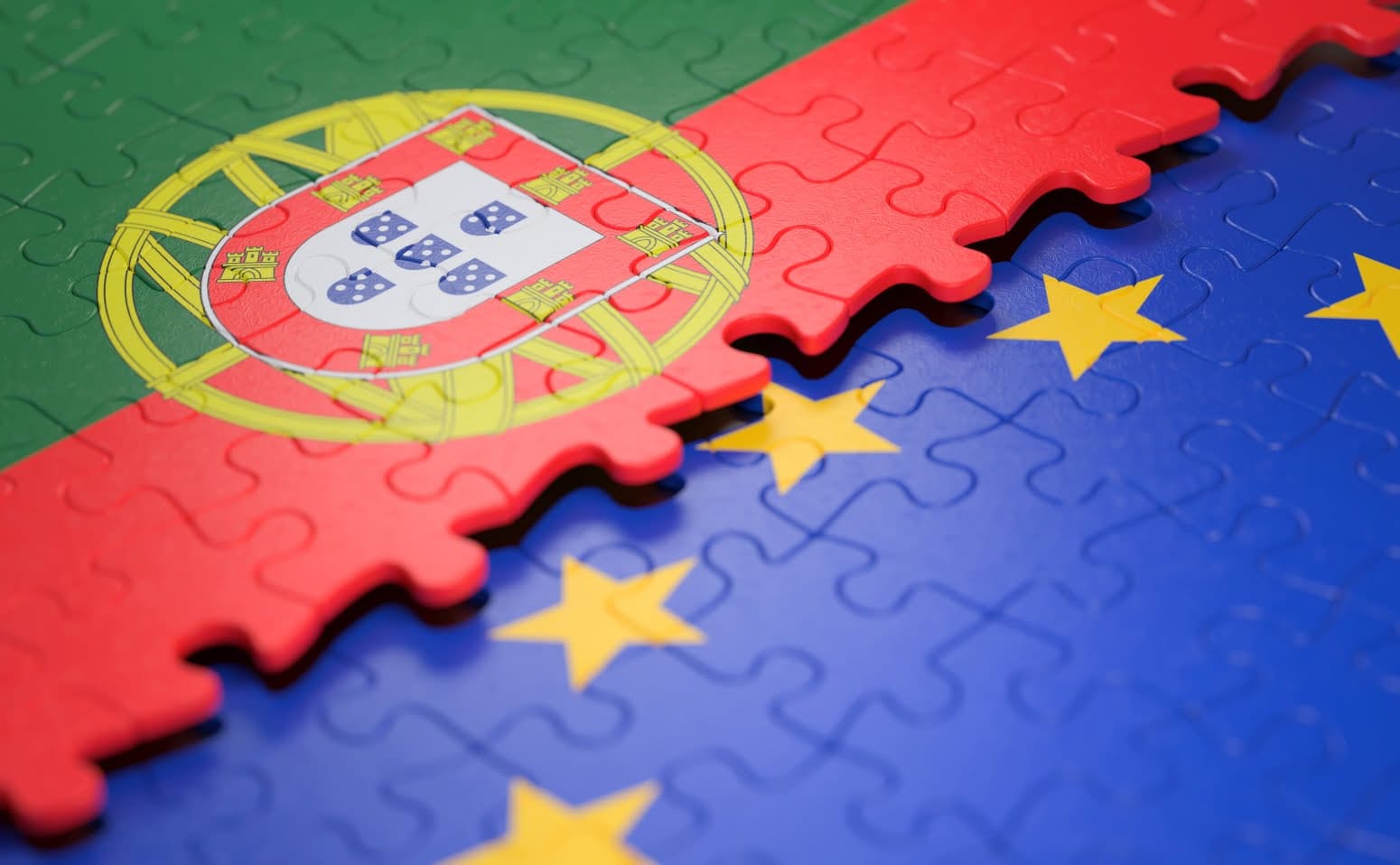 Peças de puzzle com as bandeiras de Portugal e da União Europeia