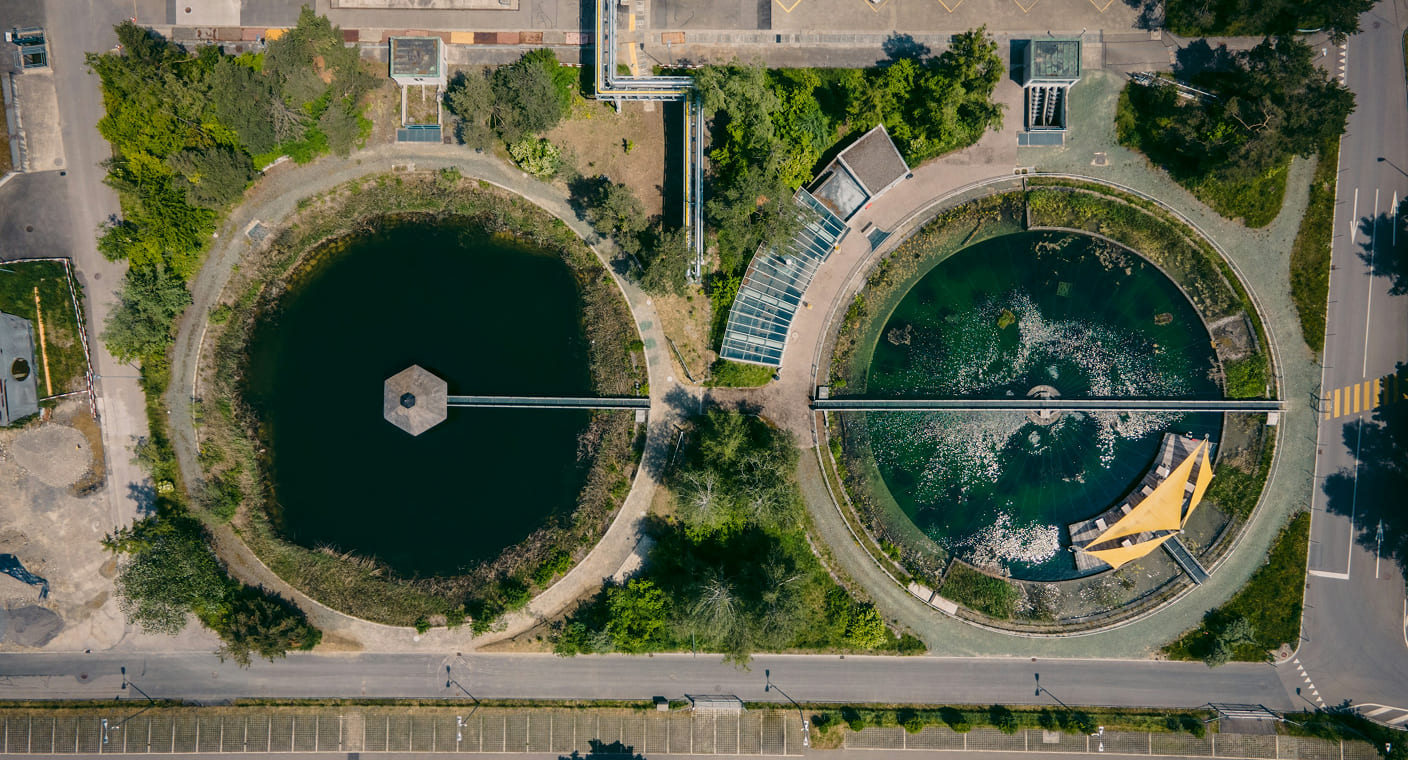 Vista aérea de tanques de tratamento de águas residuais