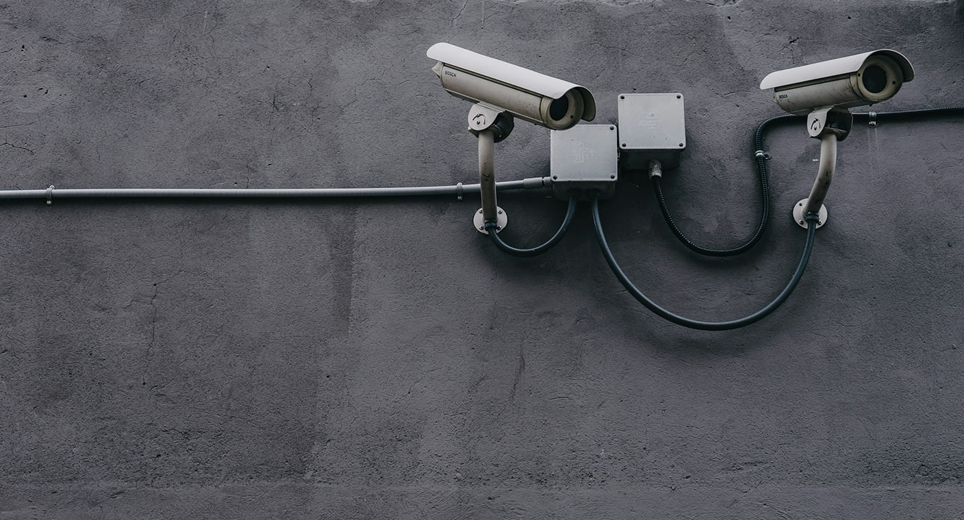 Duas câmaras de videovigilância instaladas numa parede