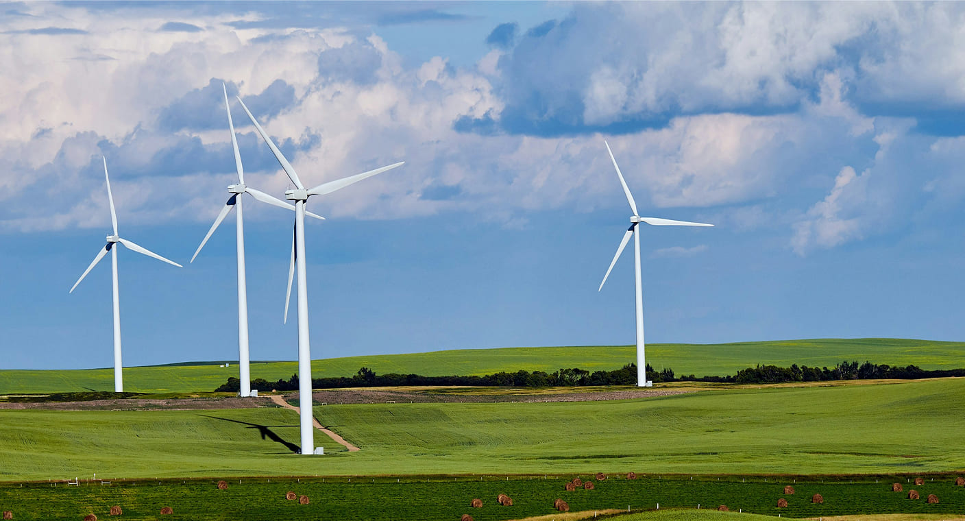 Aerogeradores produzem energia numa paisagem rural